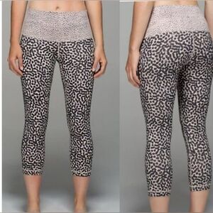 Lululemon Wunder Under Crop II Leggings in Grey/Black Dottie Dash Pattern Sz 8